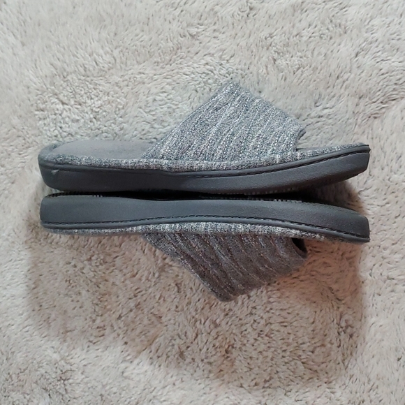 ISOTONER Women's Heathered Grey Slip-on Slippers-96048 Ash-NWOT-Sz 7/8 - Picture 3 of 10